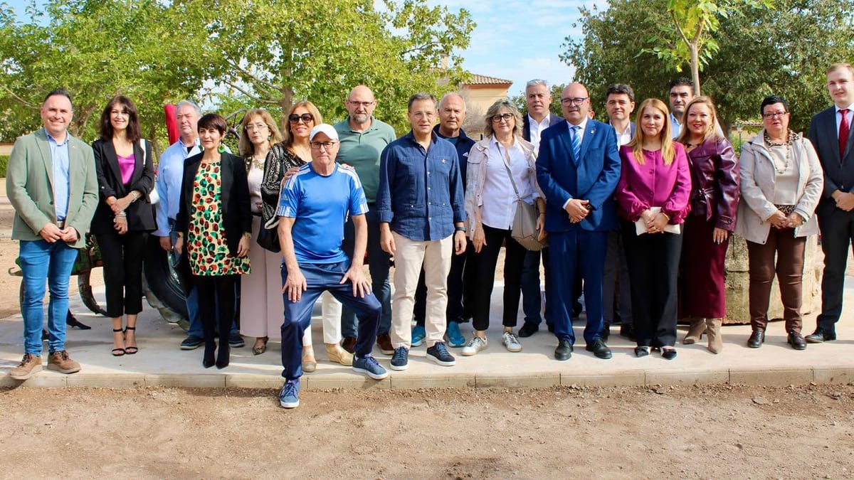 Manuel Serrano y autoridades locales en la inauguración del monolito del 60 aniversario de Aguas Nuevas