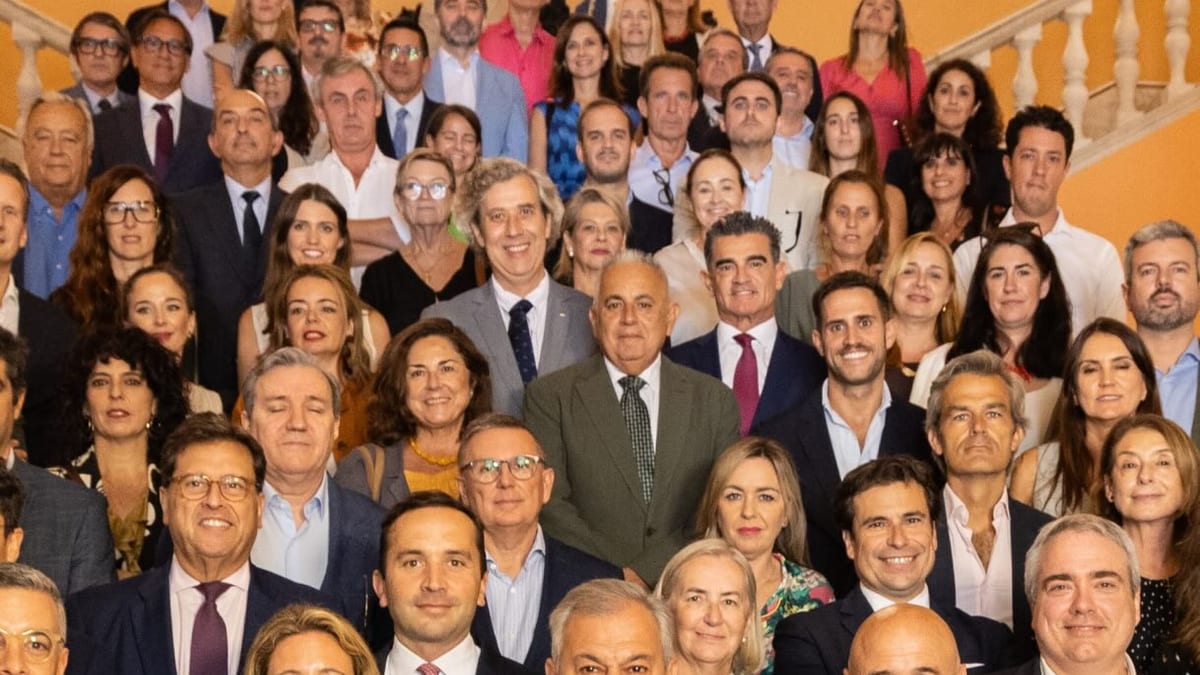 Cartel anunciando la ruta de Air Canada entre Sevilla y Montreal a partir de 2027