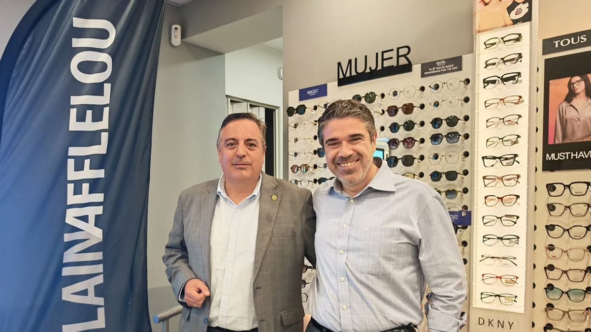 Juan Ángel y su equipo celebran veinte años de Alain Afflelou en Valdemoro