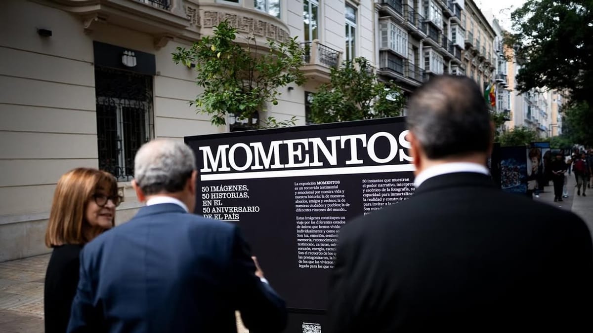 Cartel de la exposición Momentos: 50 imágenes, 50 historias en el 50 aniversario de EL PAÍS, con fotografías que muestran la evolución política y social de España