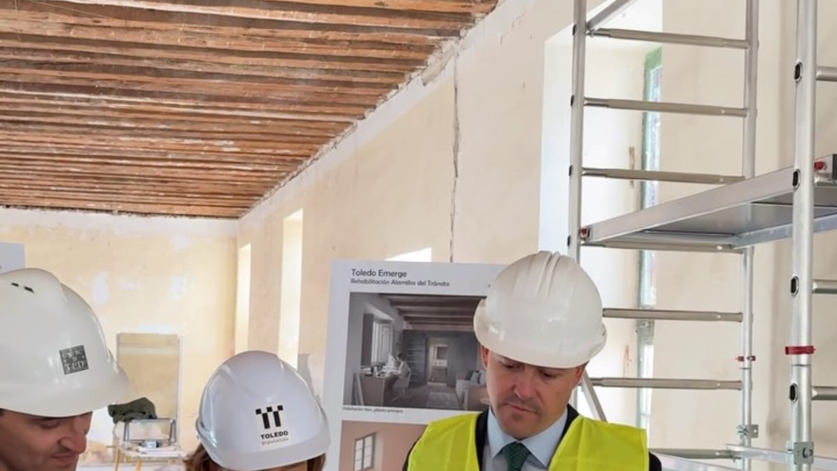 Vista de las obras de rehabilitación del edificio Alamillos del Tránsito en Toledo con presencia de la presidenta de la Diputación