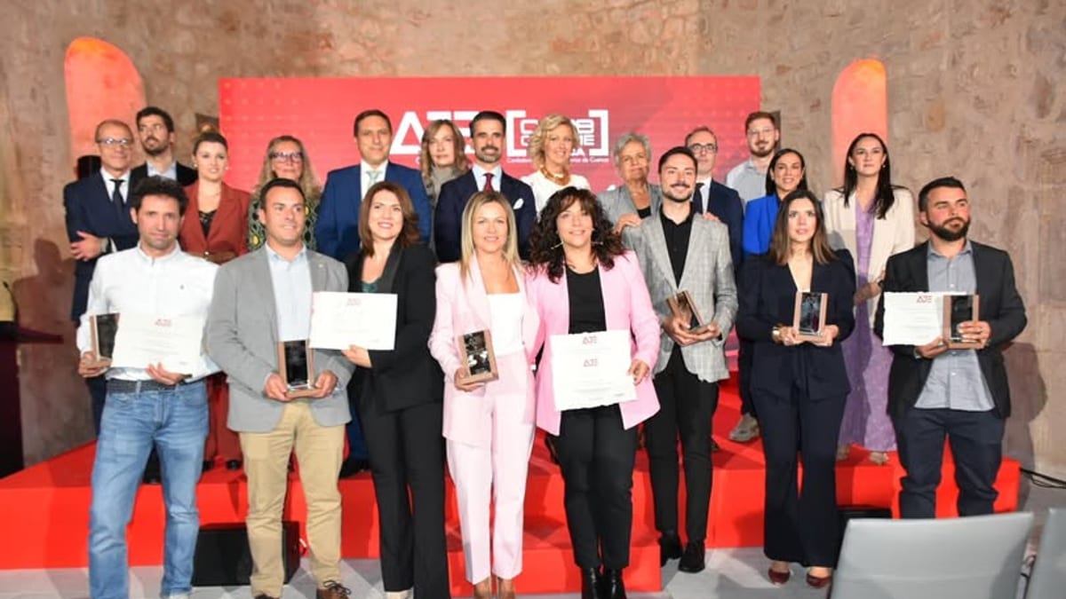 Grupo de premiados y autoridades en la iglesia de Santo Domingo de Silos de Alarcón en la XIII edición de los Premios AJE Cuenca