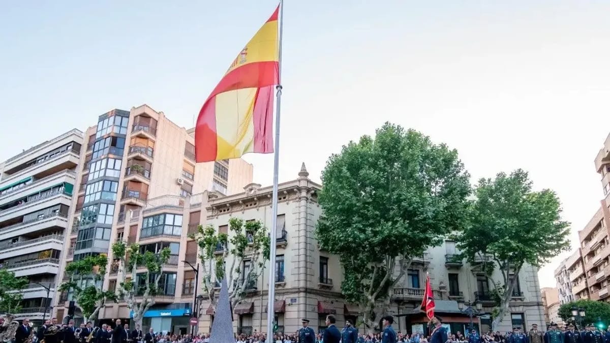 Bandera española ondulante en la celebración del 12 de octubre en Albacete