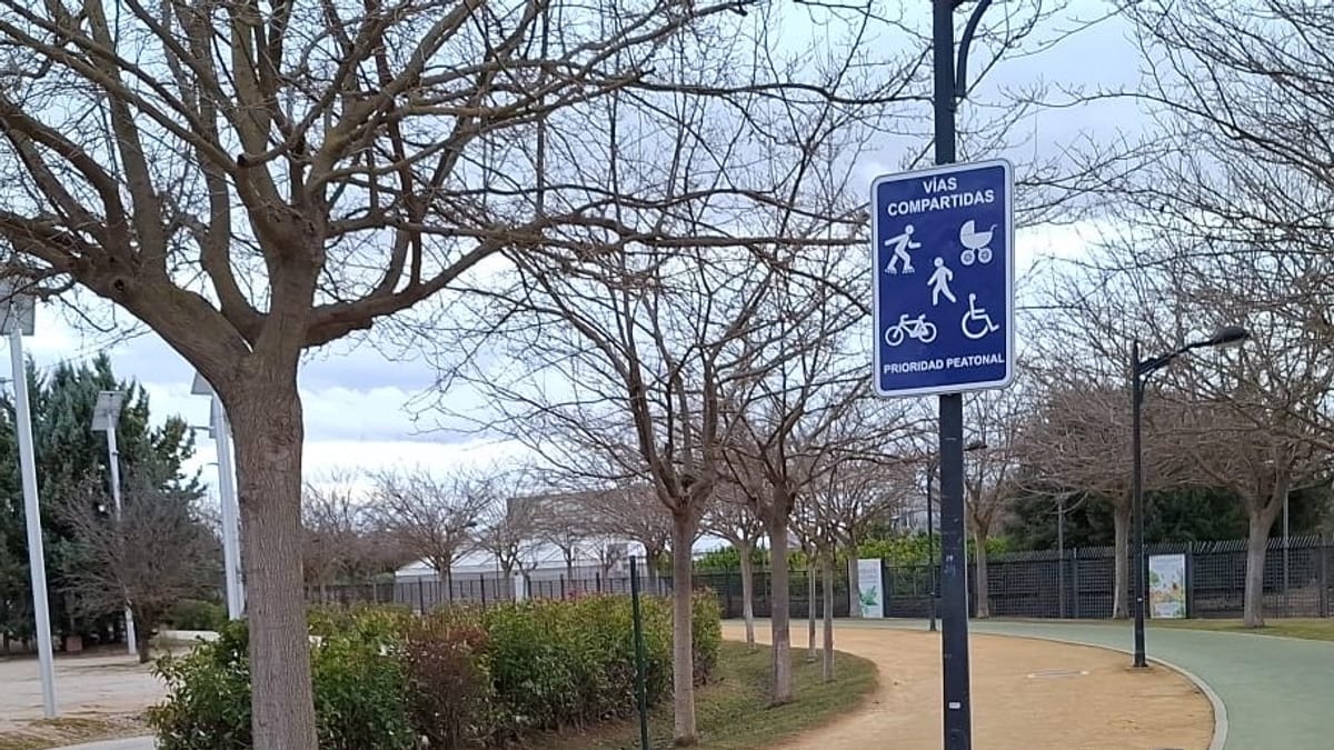 Señalización vial con símbolos de prioridad peatonal y vías compartidas en Albacete