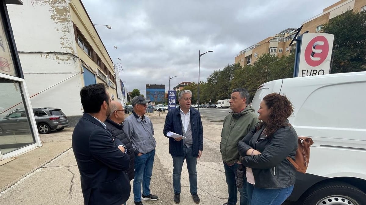 Reunión del Ayuntamiento de Albacete para presentar el nuevo ámbito urbanístico O.T.10.11 con autoridades y técnicos municipales