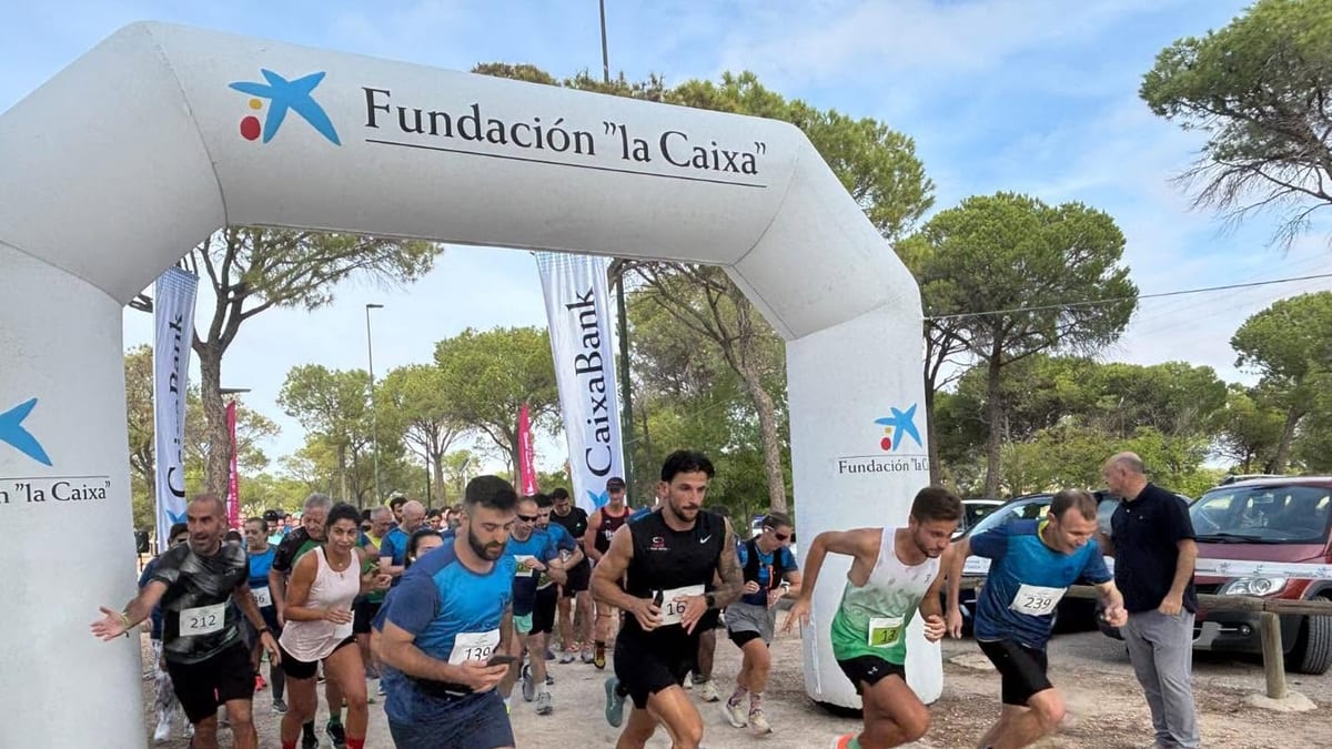 Participantes en la III Carrera 'Corre con tu Médico' en La Pulgosa de Albacete, con la presencia del alcalde Manuel Serrano y el concejal de Deportes Francisco Villaescusa