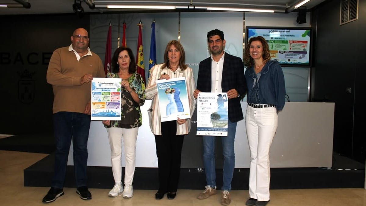 La concejala de Calidad de Vida, Llanos Navarro, durante la presentación de actividades del Día Mundial del Daño Cerebral de ADACECLM