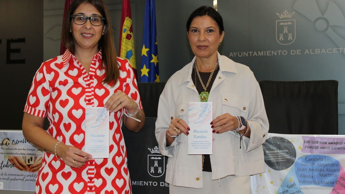 Monolito con forma de estrella en los jardines de la Casa Consistorial de Albacete dedicado al recuerdo de bebés fallecidos, con la inscripción 'Los que son amados porque amor significa' y nombres conmemorativos
