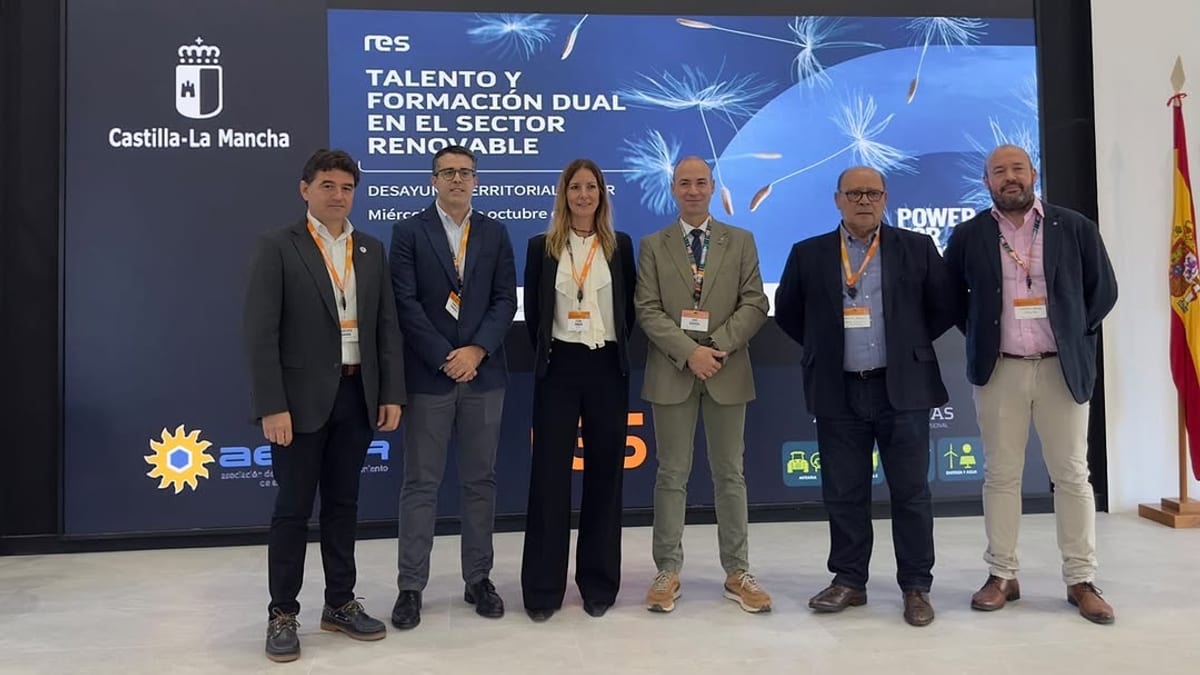 Francisco Navarro durante el acto sobre energías renovables y formación dual en el Instituto de Formación Profesional de Aguas Nuevas de Albacete