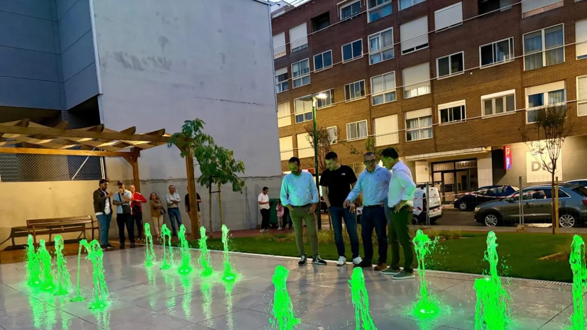 Fuente interactiva con iluminación LED verde en plaza urbana de Albacete