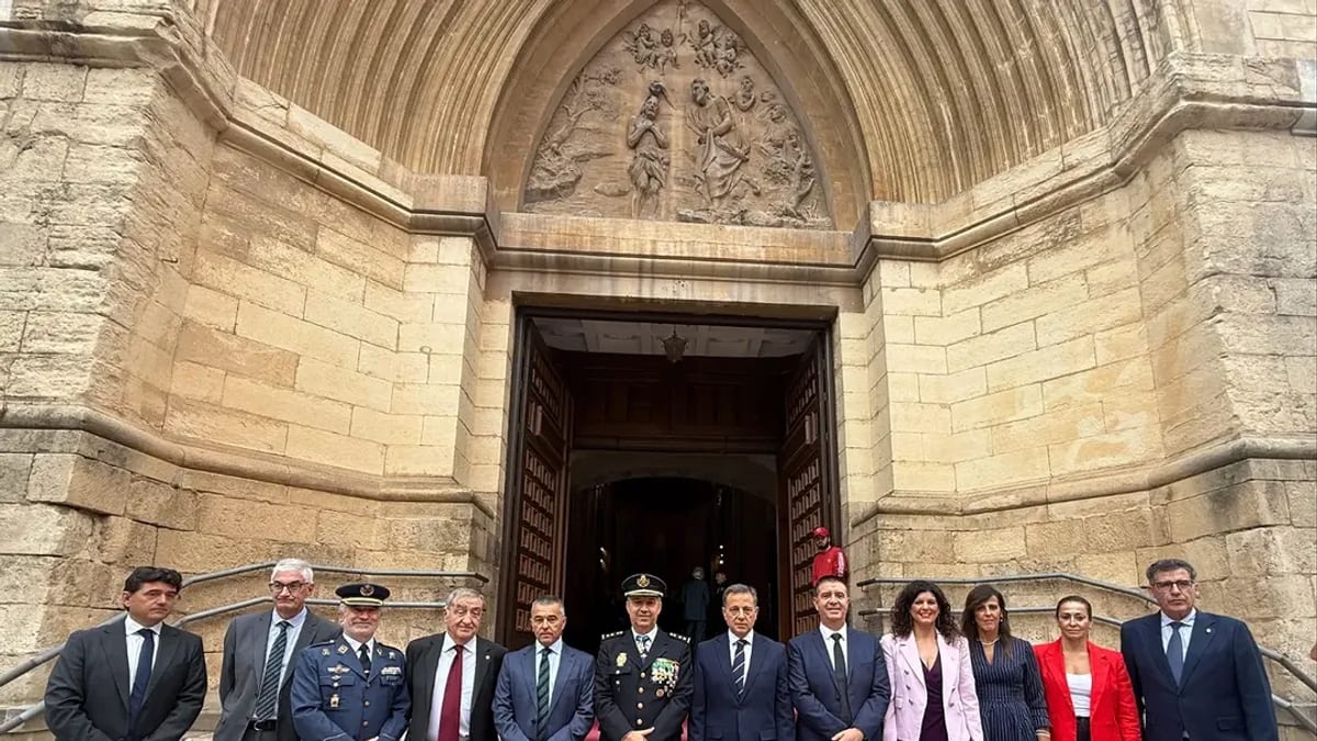 Acto de felicitación del alcalde Manuel Serrano a la Policía Nacional de Albacete en el día de su patrón