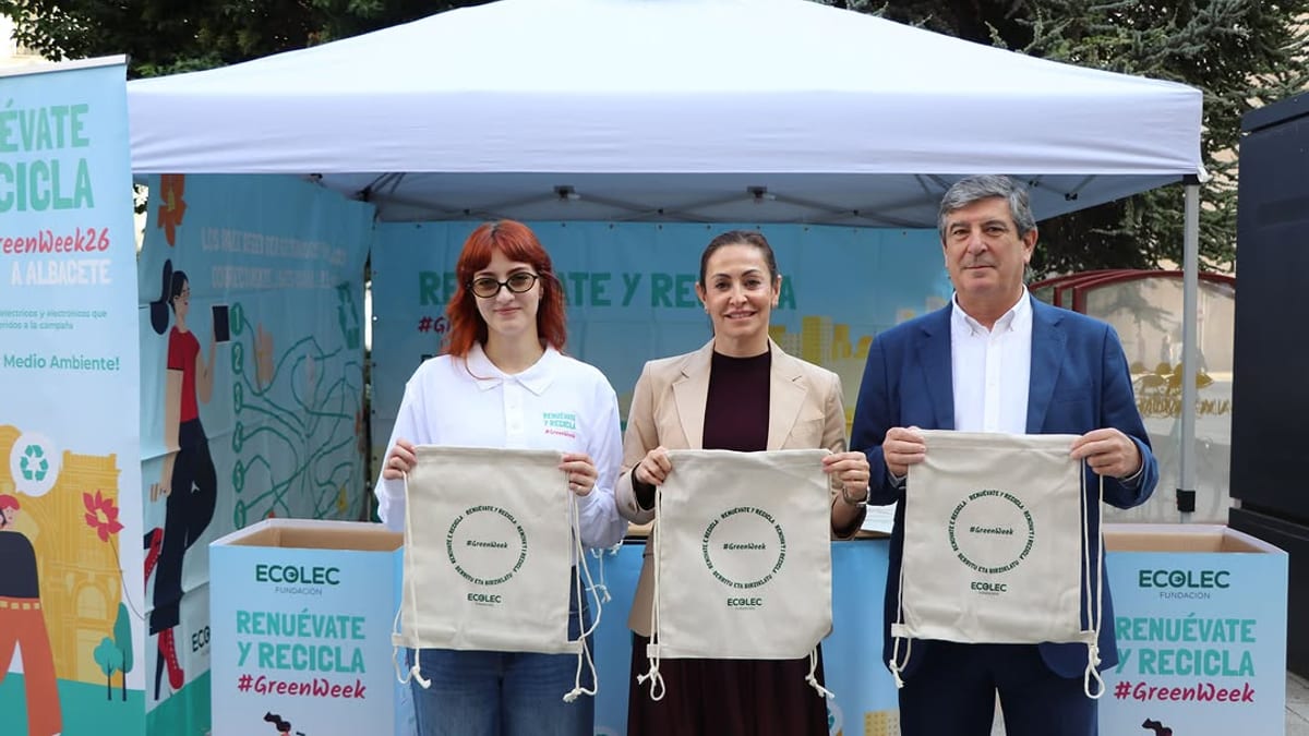 Punto informativo de GreenWeek26 en la Plaza del Altozano de Albacete con educadores ambientales y carteles de concienciación sobre reciclaje de residuos electrónicos