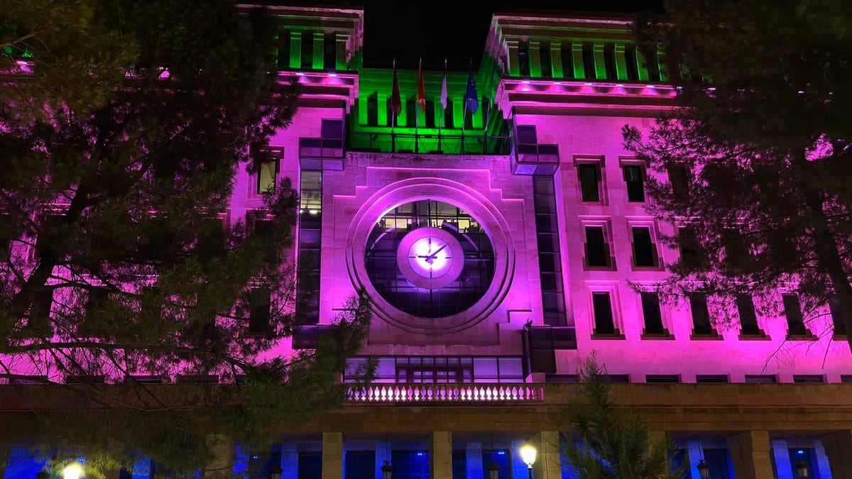 Edificios municipales de Albacete iluminados para conmemorar el Día Mundial del Cáncer de Mama Metastásico