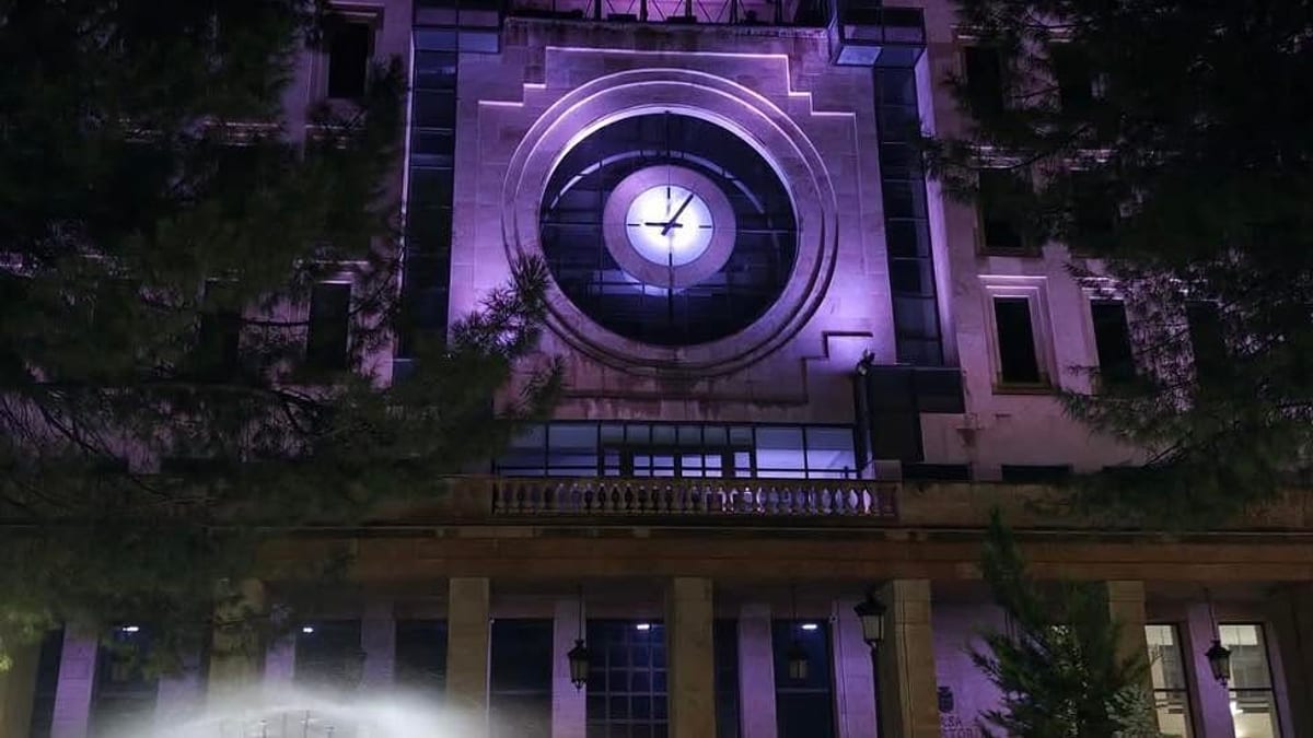 Fachada iluminada del Ayuntamiento de Albacete durante la conmemoración del Día Internacional de las Mastocitosis