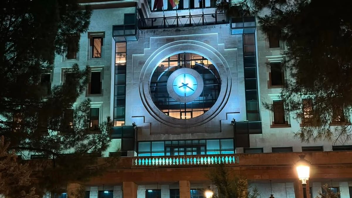 Edificios municipales de Albacete iluminados en color de conciencia por el Día Internacional del Síndrome de Taquicardia Postural