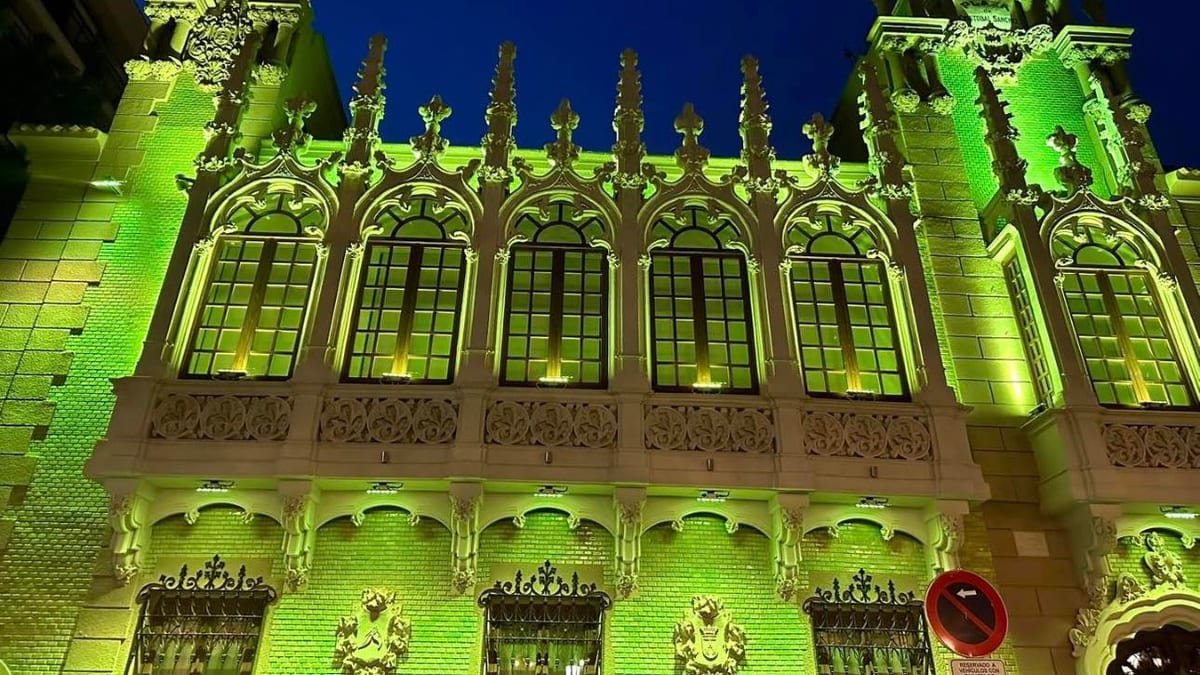 Iluminación nocturna de edificios municipales de Albacete en color azul turquesa para conmemorar el Día Mundial de la Salud Mental