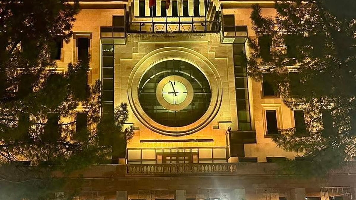 Fachada de la Casa Consistorial de Albacete iluminada en color naranja para conmemorar el Día Nacional del Trastorno por Déficit de Atención e Hiperactividad