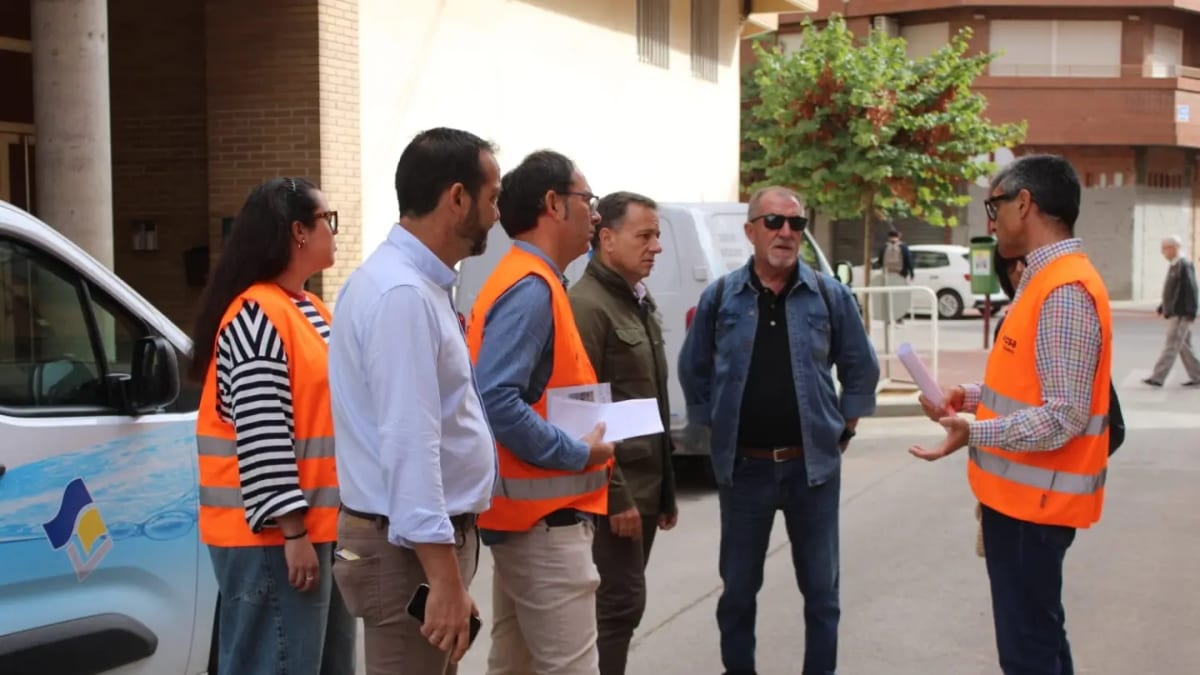 Grupo de personas con chalecos de seguridad naranja fluorescente en un acto de supervisión de obras de mejora de infraestructuras