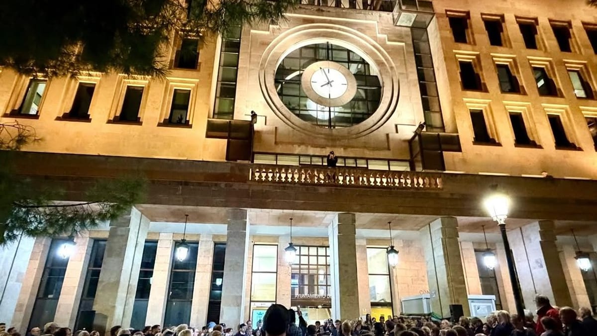 Ayuntamiento de Albacete guardando minuto de silencio por las víctimas del accidente ferroviario de Urda