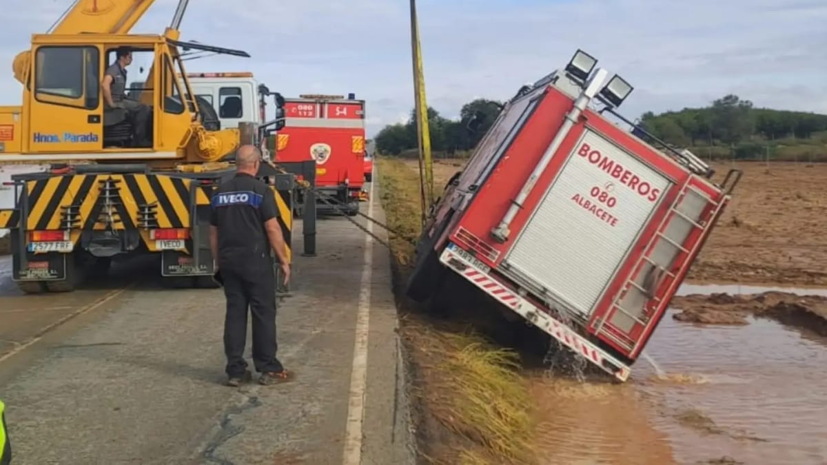 Efectivos de Bomberos, Policía Local y Protección Civil de Albacete en operativo de emergencia en Madrigueras