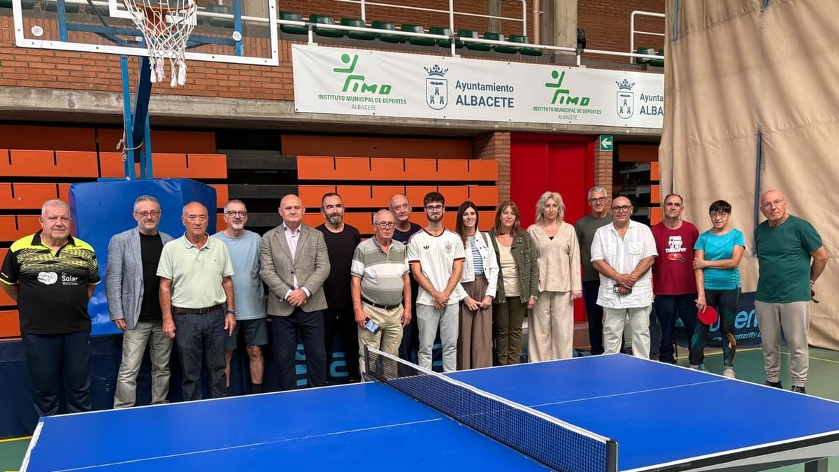 Sesión de tenis de mesa en el Pabellón Municipal de la Feria de Albacete con participantes en actividad rehabilitadora