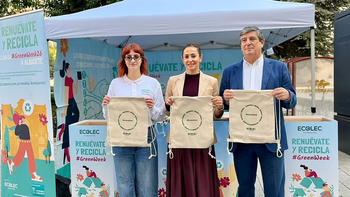 Concejala de Sostenibilidad visitando el punto informativo de la Fundación Ecolec en la Plaza del Altozano durante GreenWeek26 en Albacete