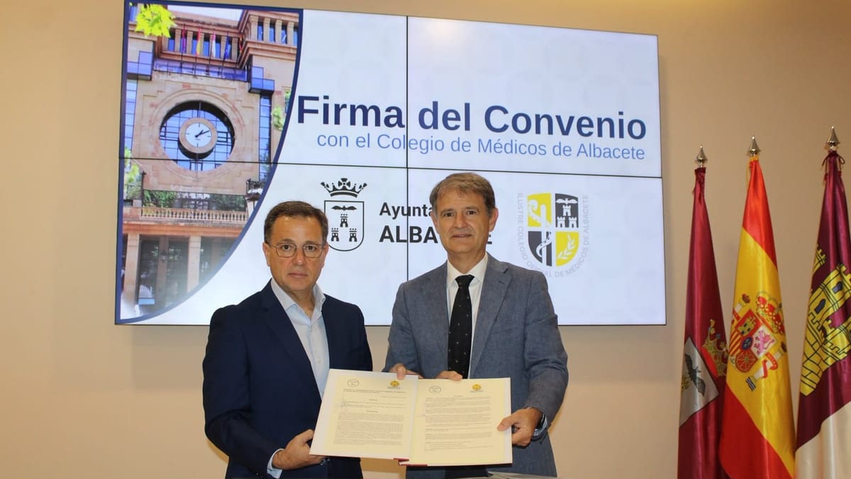 Manuel Serrano, alcalde de Albacete, y Blas González Montero, presidente del Colegio de Médicos, durante la firma del convenio de colaboración