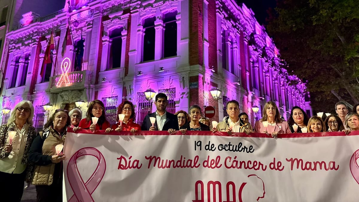 Marcha Rosa de AMAC en Albacete con participación del alcalde Manuel Serrano en apoyo a mujeres con cáncer de mama