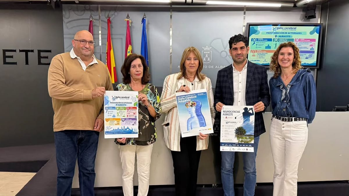 Actividades de sensibilización sobre daño cerebral de la Diputación de Albacete y ADACE CLM con carteles informativos y personas participantes