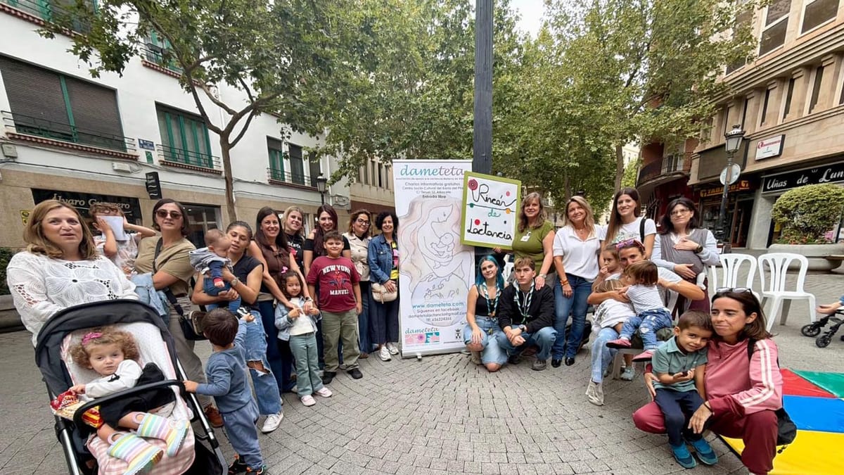 Concentración del grupo Dame teta en la Plaza de la Constitución de Albacete por la Semana Mundial de la Lactancia Materna