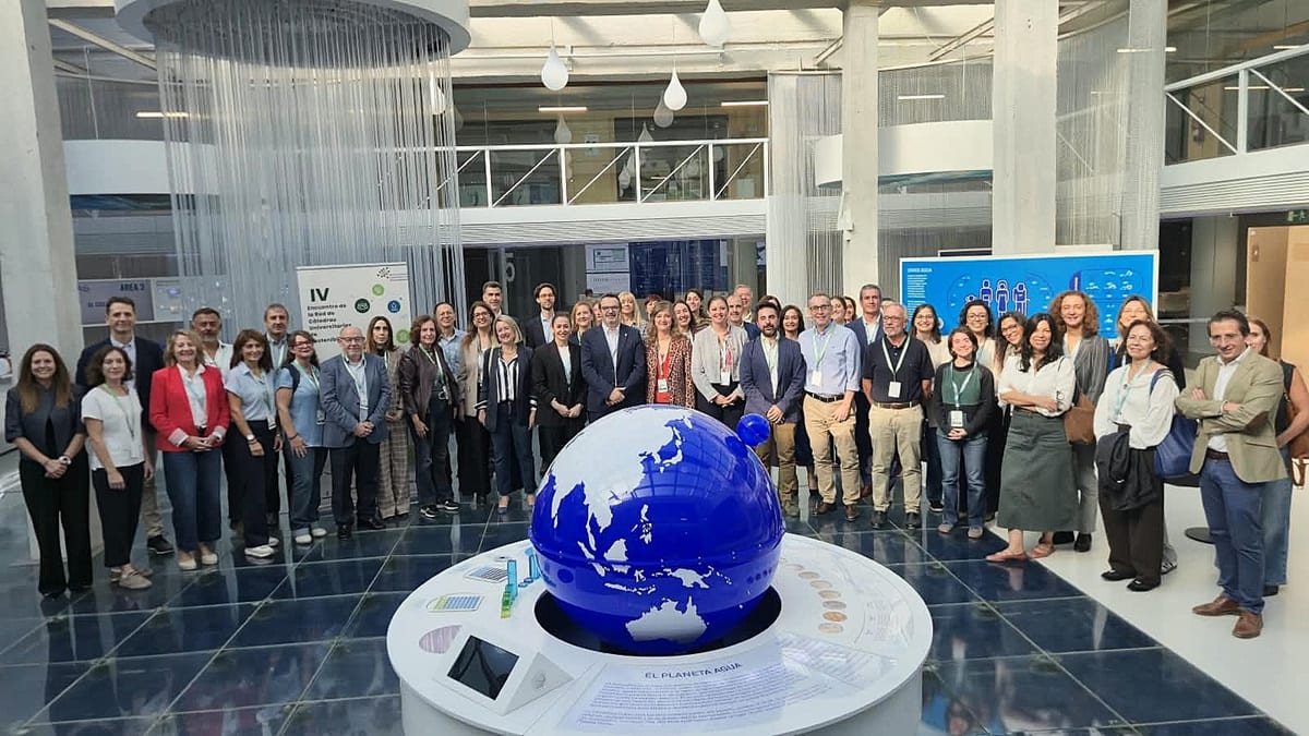 Rosa González de la Aleja participa en el IV Encuentro de la Red de Cátedras Universitarias de Sostenibilidad alrededor de un globo terráqueo azul