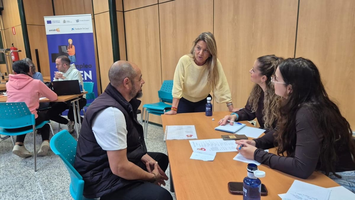 Lucrecia Rodríguez de Vera, concejala de Empleo, y Encarnación Ballesteros, coordinadora de la Fundación Secretariado Gitano, en la quinta edición del Speed Networking de Albacete