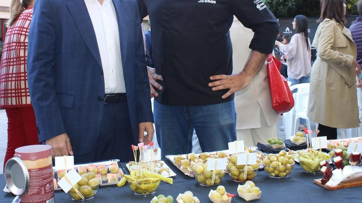 Evento de degustación de productos gastronómicos en Albacete con mesa de productos locales