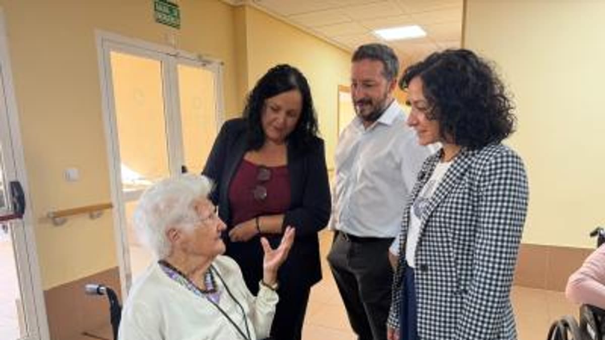 Elena Albalat durante una visita a un centro de atención a personas en localidades afectadas por la Dana