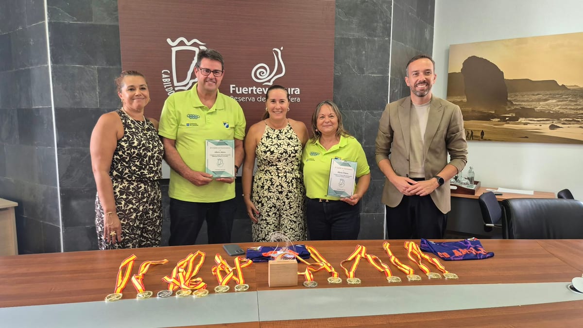 Alberto Jubera y María Piñero sostienen sus certificados como campeones de España de Fotografía Submarina Inclusiva