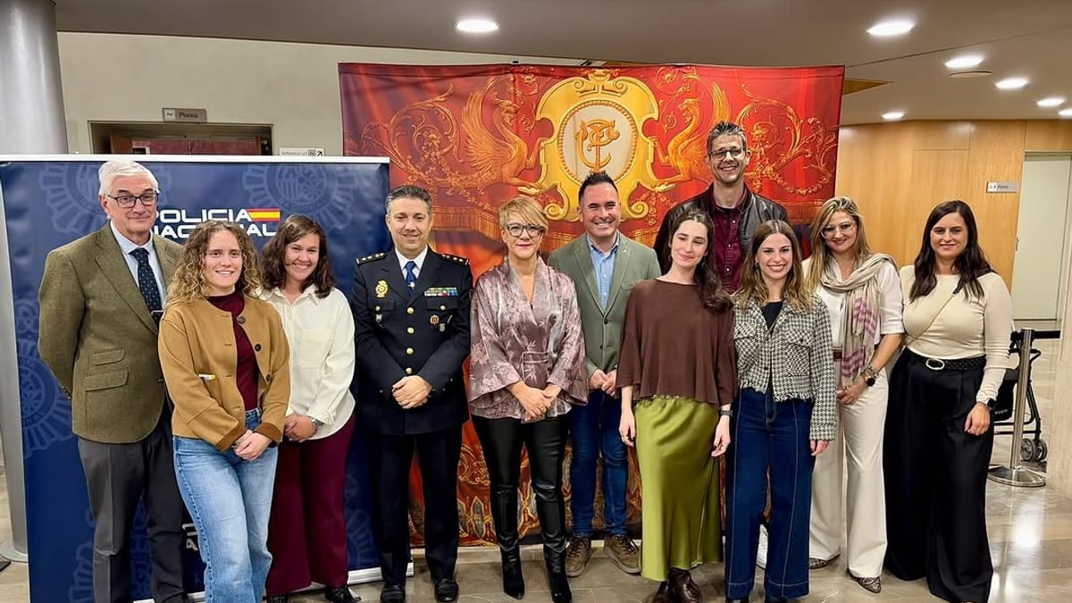 Gala solidaria en el Teatro Circo de Albacete con Alberto Reina, concejal de Seguridad, y representantes de la Policía Nacional y la Fundación Acepain