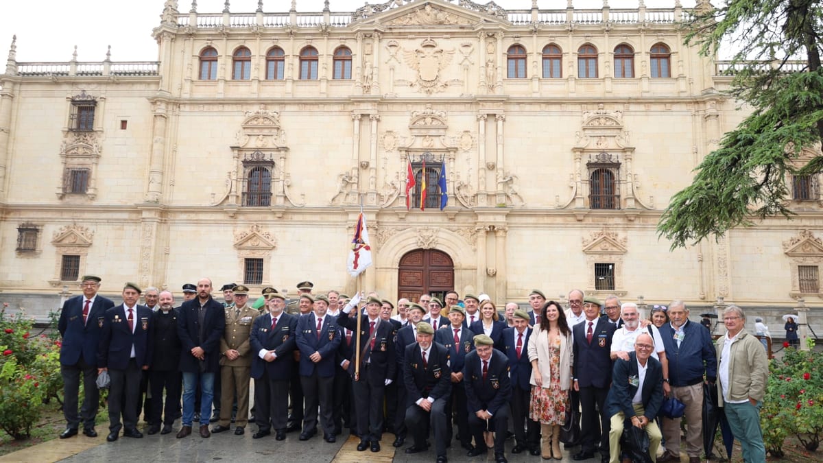 Alcaldesa Judith Piquet en el III Encuentro de Veteranos del CIR2 en la Plaza de San Diego de Alcalá de Henares