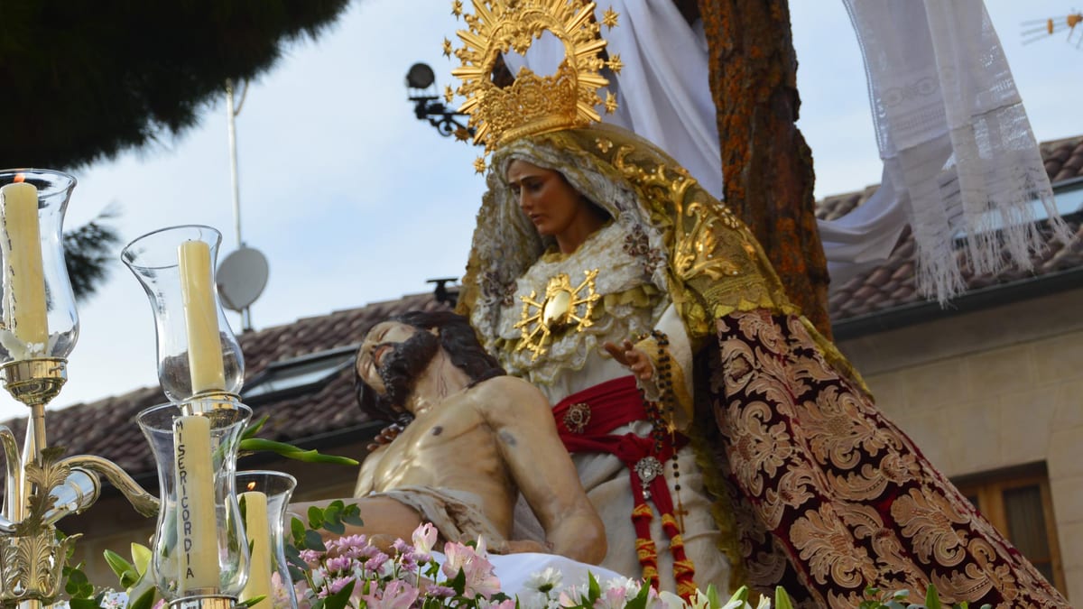 Procesión del Santísimo Cristo de los Desamparados en Alcalá de Henares con imagen de María Santísima de las Angustias