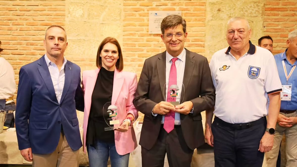 Autoridades y representantes posando en el acto de apertura del XXXIV Congreso Internacional de Paracaidistas en Alcalá de Henares