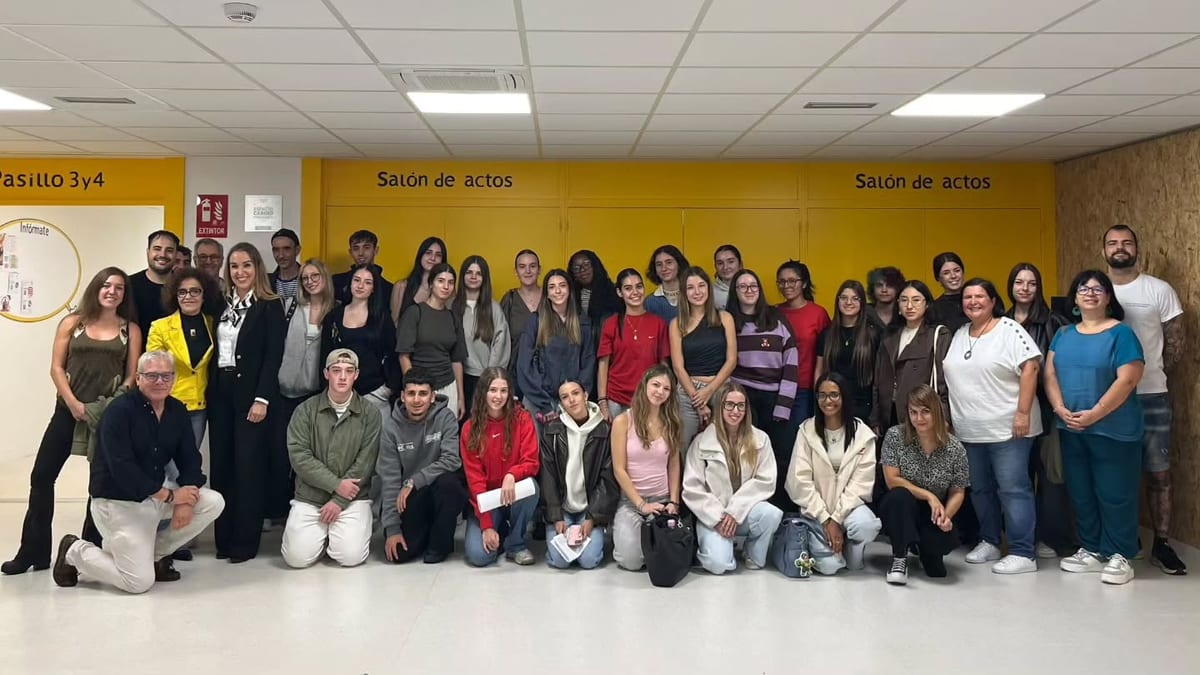 Concejal visitando las instalaciones de La Juve para inaugurar el Curso de Monitores de Ocio y Tiempo Libre en Alcalá de Henares