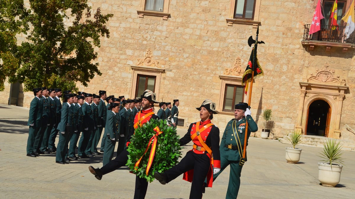 Ceremonia militar con uniformes de la Guardia Civil española en acto de homenaje con corona de flores y banderas