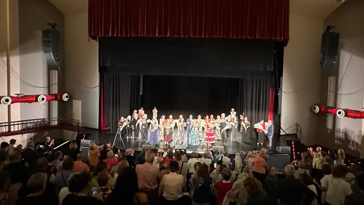 Participantes en el II Encuentro Castamusic de Alcalá de Henares con castañuelas durante la celebración cultural del fin de semana