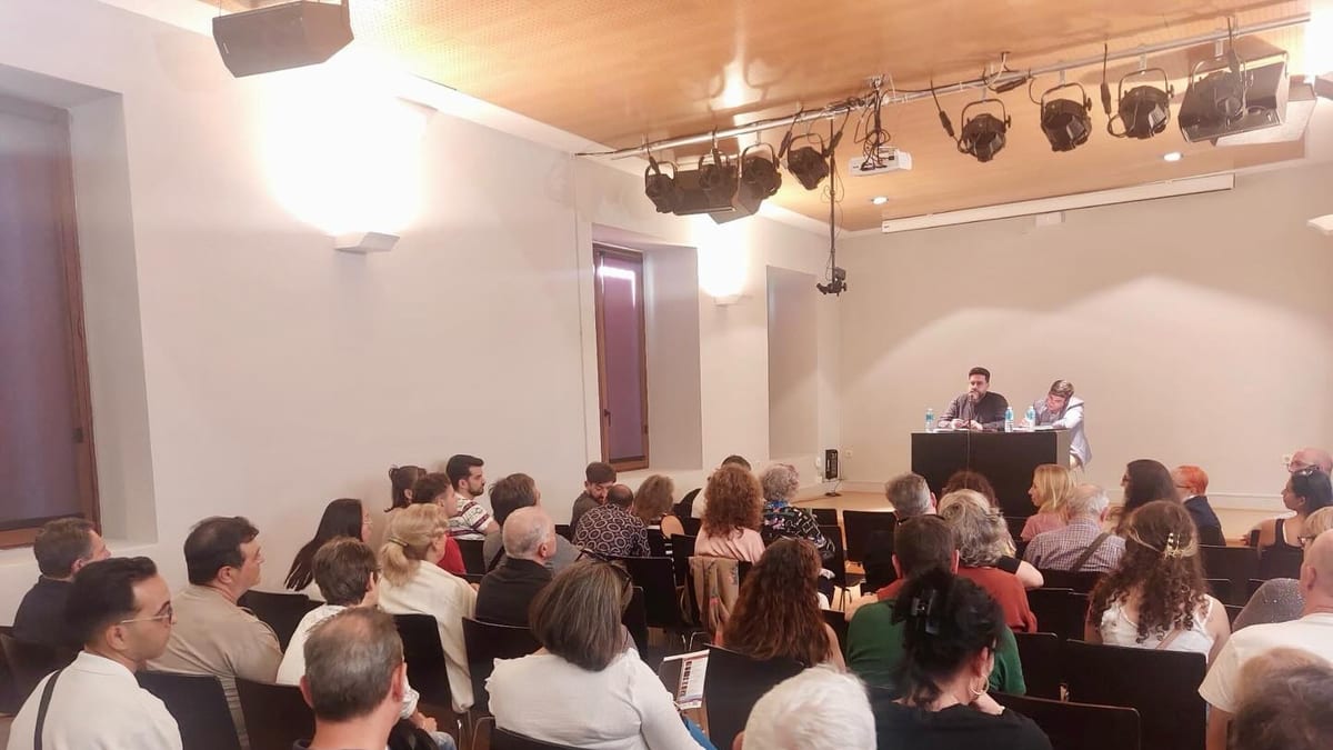 Vista de la sala del encuentro trimestral de asociaciones y entidades culturales de Alcalá de Henares con públicos asistentes