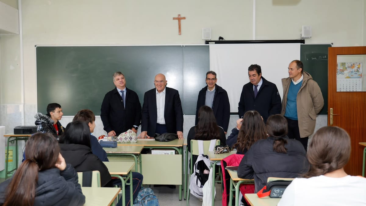 El alcalde visita una clase del Colegio de Nuestra Señora del Carmen acompañado de otros representantes institucionales