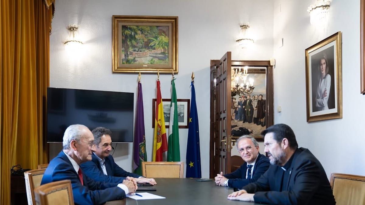 El alcalde de Málaga Paco de la Torre junto al hermano mayor de la Hermandad de Mártires de la Victoria y el nuevo párroco en el Ayuntamiento