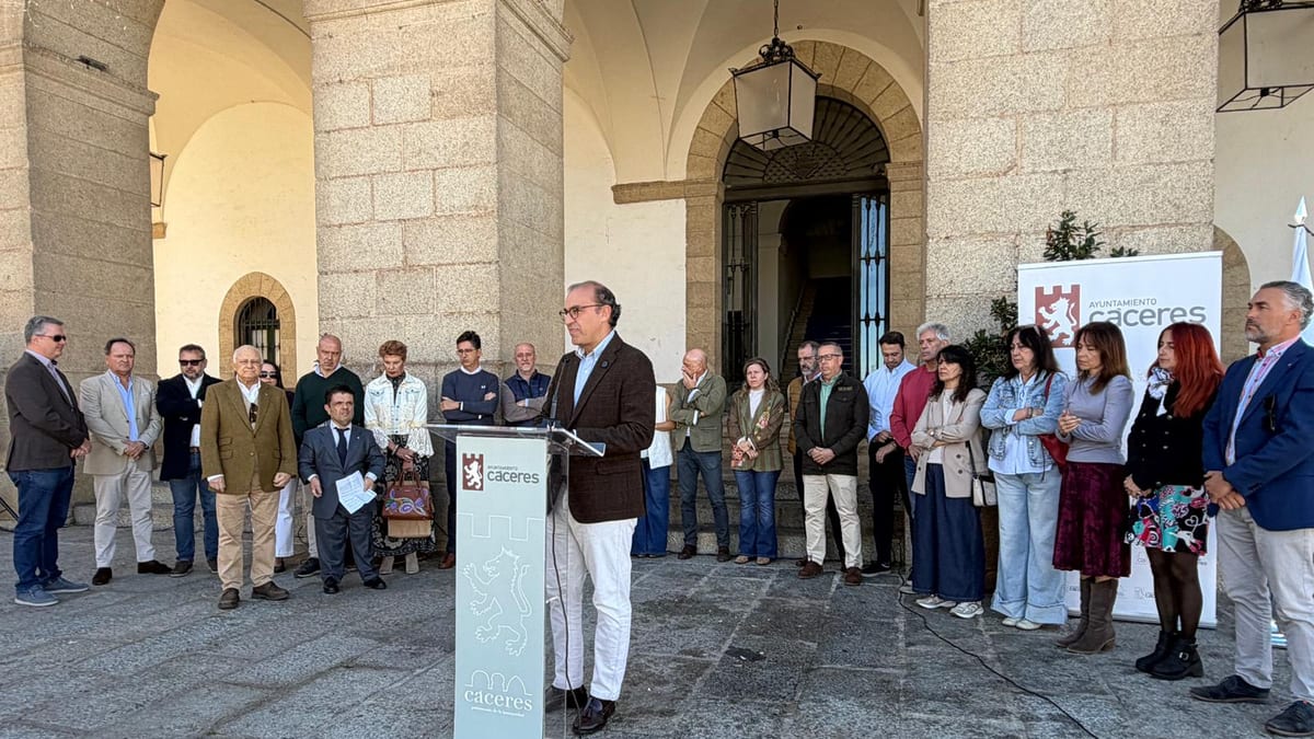 Acto del Día Mundial contra la Poliomielitis organizado por los clubes rotarios de Cáceres con presencia del alcalde Rafa Mateos