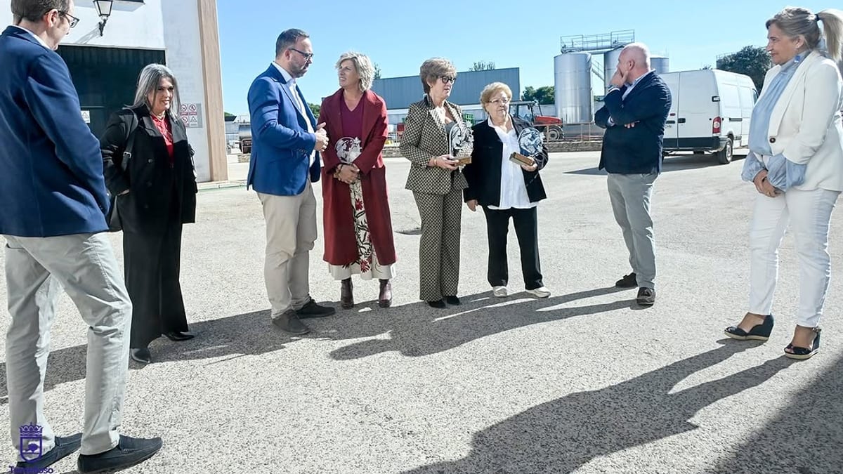 Javier Navarro, alcalde de Tomelloso, en un acto de apoyo al sector agrario y ganadero con representantes de ASAJA