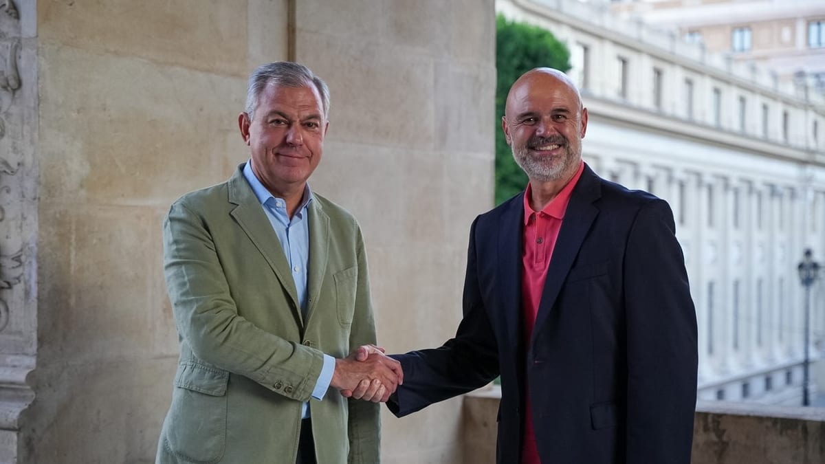 El alcalde Juan Luis Sanz junto a José Blázquez, Country Manager de Air Canada, en la Casa Consistorial de Sevilla