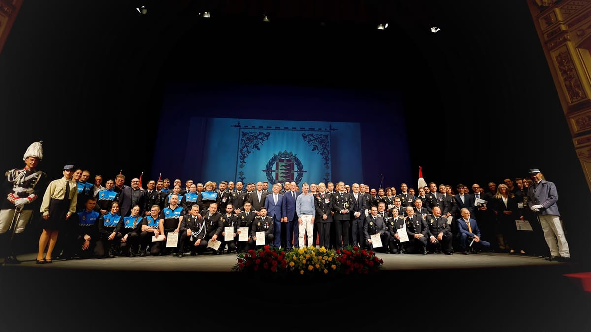 Acto institucional del Día de la Policía Municipal de Valladolid en el Teatro Calderón con autoridades y agentes del cuerpo