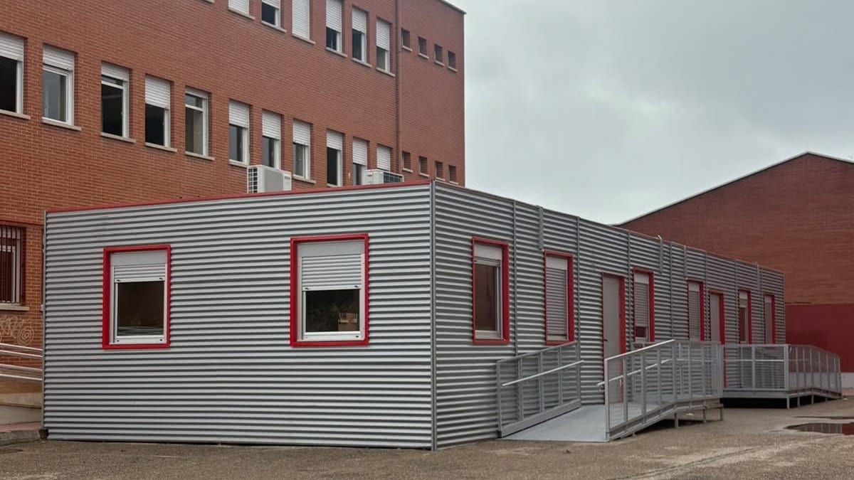 Barracones instalados en el patio del IES Juan Carlos I de Ciempozuelos donde estudiantes reciben clase
